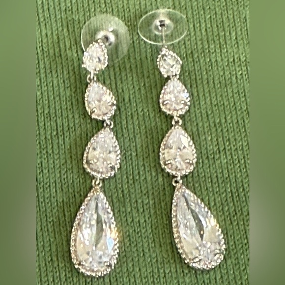 6 PAIRS OF RHINESTONE EARRINGS & EAR DECORATION - Picture 9 of 9